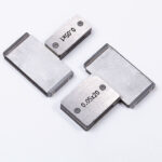 Narrow alignment slits for standard sample holder