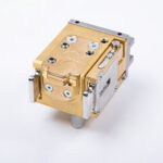 Parabolic mirror-monochromator on the source arm (Goebel mirror)