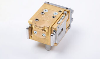 Parabolic mirror-monochromator on the source arm (Goebel mirror)