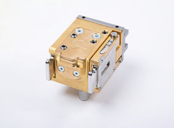 Parabolic mirror-monochromator on the source arm (Goebel mirror)