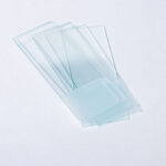 Glass plate for leveling the sample surface