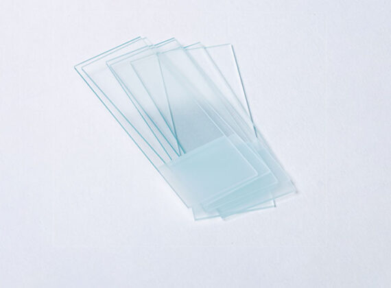 Glass plate for leveling the sample surface