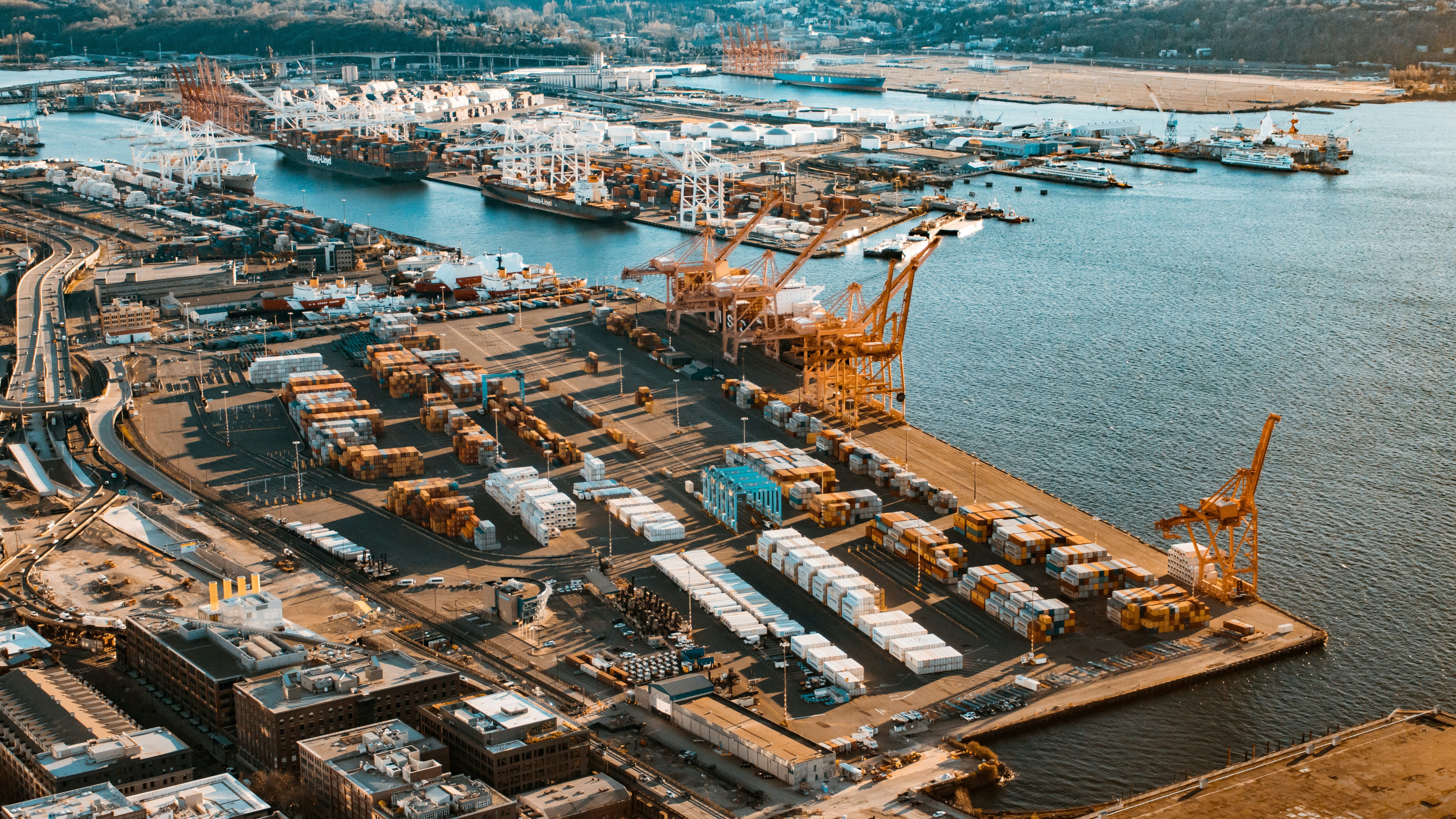 Sistema de inspección de alta energía para garantizar la seguridad en los puertos marítimos mediante escaneo de contenedores.